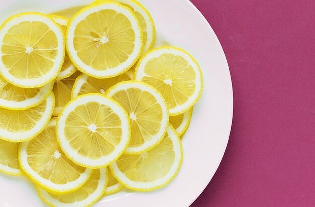 O limón contén vitamina C, que estimula a potencia